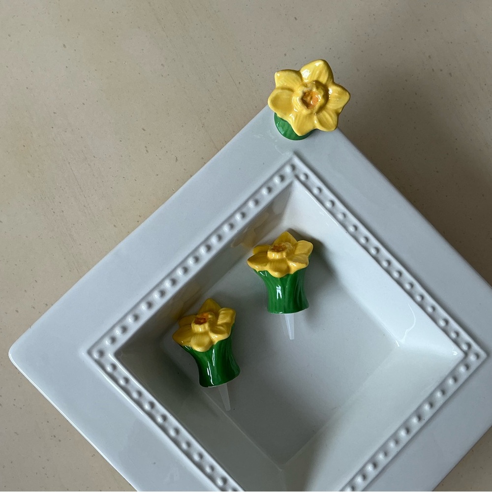 3 Yellow Daffodil Flower With Green Leaves Platter Decorations 🌼 - Picture 6 of 6